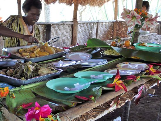 アサロ渓谷マッドマンの村とフリ族ウィッグマンを巡る　終日観光ツアー＜英語ガイド／昼食付き／ゴロカ発＞