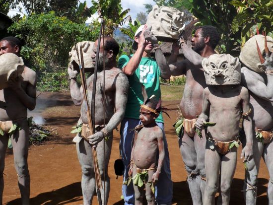 アサロ渓谷　マッドマンの村＆ゴロカ市内観光　日帰りツアー＜英語ガイド／昼食付き／ゴロカ発＞