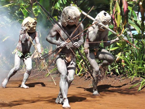 アサロ渓谷　マッドマンの村を巡る　半日観光ツアー＜英語ガイド／昼食付き／ゴロカ発＞