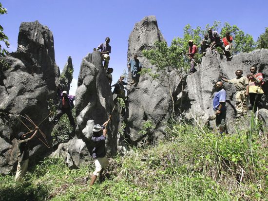 ケマセ村　奇石群と洞窟探検　日帰りツアー　＜英語ガイド／昼食付き／ゴロカ発＞
