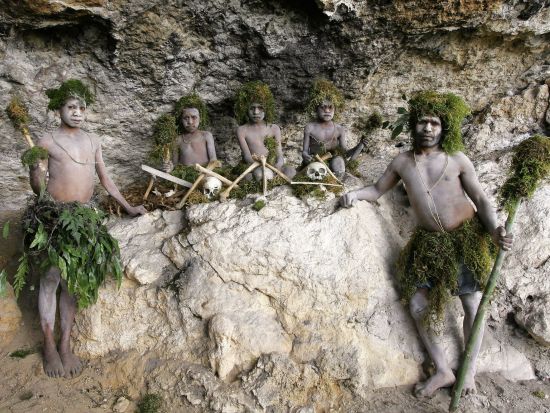 ケマセ村　奇石群と洞窟探検　日帰りツアー　＜英語ガイド／昼食付き／ゴロカ発＞