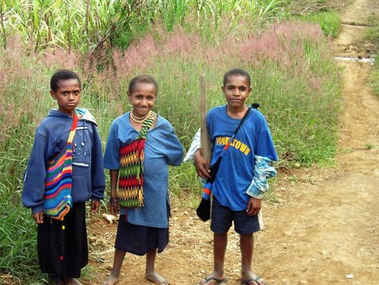 ケマセ村　奇石群と洞窟探検　日帰りツアー　＜英語ガイド／昼食付き／ゴロカ発＞