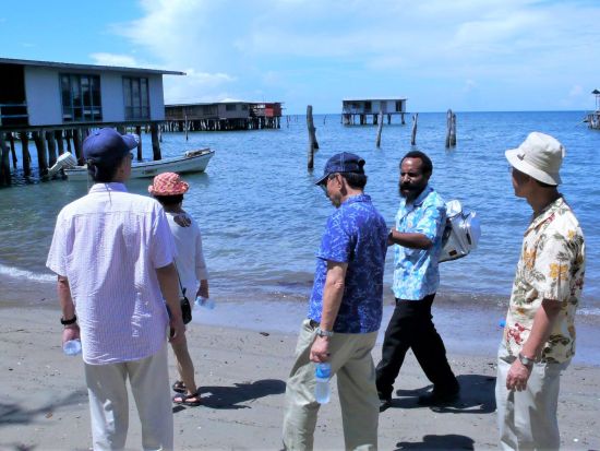 モツ族の水上部落訪問　日帰りツアー＜英語ガイド／昼食付き／ポートモレスビー発＞