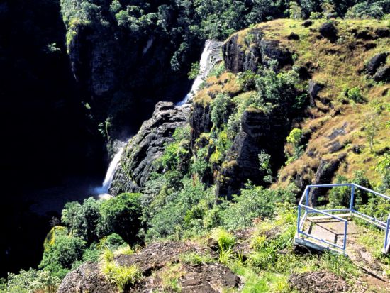 バリラタ国立公園、ロウナ大滝、ソゲリ高原　日帰りツアー＜英語ガイド／昼食付き／ポートモレスビー発＞