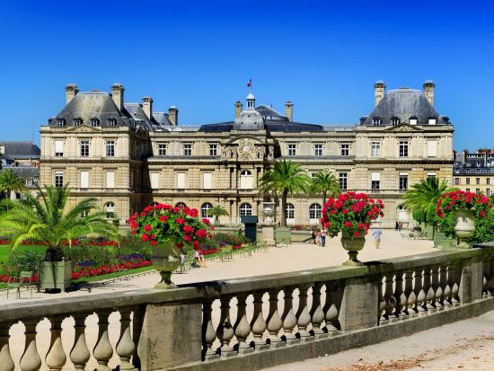 フランス政府公認ガイド貸切観光　パリ街歩き・歴史的建造物までじっくり堪能！ ＜公共交通機関利用／1-6名／約4時間／日本語ガイド＞by Mybus