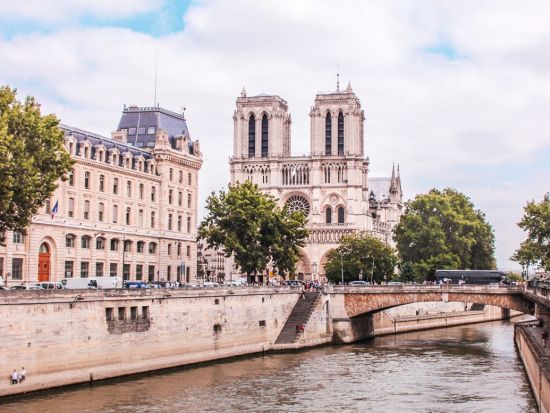 フランス政府公認ガイド貸切観光　パリ街歩き・歴史的建造物までじっくり堪能！ ＜公共交通機関利用／1-6名／約4時間／日本語ガイド＞by Mybus