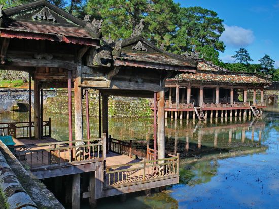 【貸切】世界遺産フエ観光ツアー　王宮＋3帝廟＋ティエンムー寺＋リバークルーズ　高級車＆ベテランガイドプランあり＜1日／日本語／フエ宮廷料理昼食・夕食／ダナン発＞