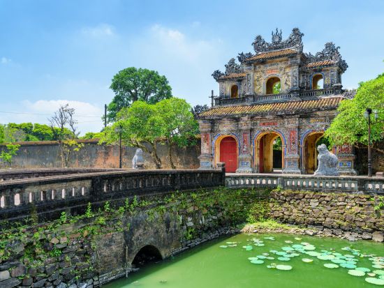 世界遺産フエ観光ツアー　カイディン帝廟＋ティエンムー寺＋王宮＋ドラゴンクルーズ　空港送迎付き帰国日プランあり＜1日／日本語／フエ郷土料理昼食／選べる出発地＞