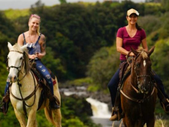 ハワイ島　乗馬ツアー　3段に流れるウマウマ滝でハイキングや滝壺遊びもあり！ ＜午前・午後／英語ガイド＞