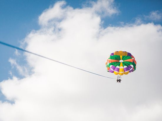 パラセイリング　高さ90m／120m／150m　ワイキキの街並みとダイアモンドヘッドを空から見てみよう＜日本語インストラクター／ケワロ湾＞