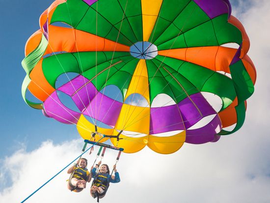 パラセイリング　高さ90m／120m／150m　ワイキキの街並みとダイアモンドヘッドを空から見てみよう＜日本語インストラクター／ケワロ湾＞