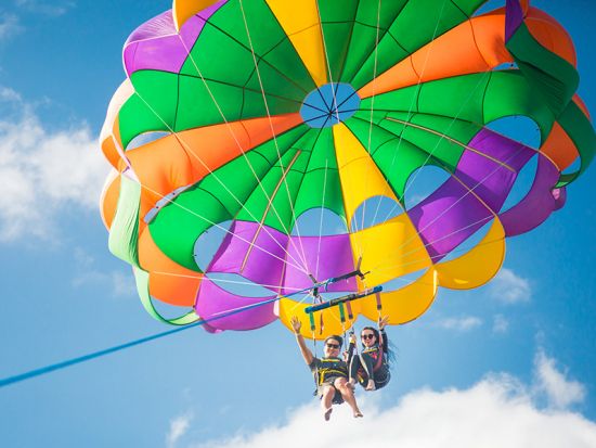 パラセイリング　高さ90m／120m／150m　ワイキキの街並みとダイアモンドヘッドを空から見てみよう＜日本語インストラクター／ケワロ湾＞