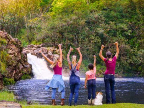 ハワイ島　乗馬ツアー　3段に流れるウマウマ滝でハイキングや滝壺遊びもあり！ ＜午前・午後／英語ガイド＞