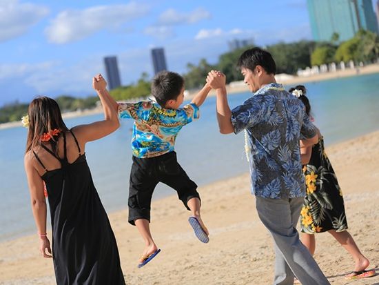 ハワイ カジュアルフォト 気軽に家族やカップルで記念撮影 選べる撮影スポット ワイキキビーチ マジックアイランド モアナルアガーデン ハワイ オアフ島 ホノルル の観光 オプショナルツアー専門 Veltra ベルトラ