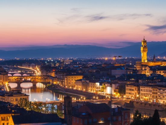 フィレンツェ　アルノ川ゴンドラ風ボート遊覧＆アペリティーボ（ワイン）付き ＜5〜9月／英語ガイド＞