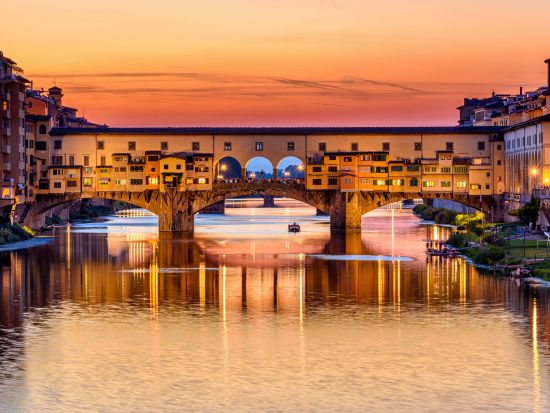 フィレンツェ　アルノ川ゴンドラ風ボート遊覧＆アペリティーボ（ワイン）付き ＜5〜9月／英語ガイド＞