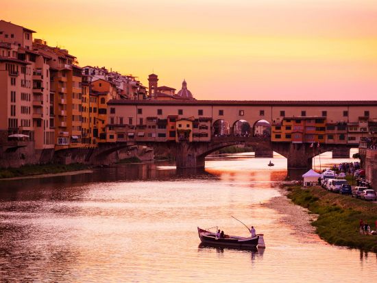 フィレンツェ　アルノ川ゴンドラ風ボート遊覧＆アペリティーボ（ワイン）付き ＜5〜9月／英語ガイド＞
