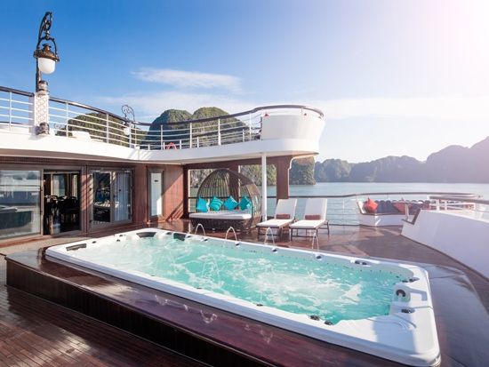 世界遺産ハロン湾1泊2日クルーズ＋ハノイ市内観光＋水上人形劇　ジャグジープール＆全室バルコニー付きの豪華大型客船「アンバサダー号」＜夕食付／日本語ガイド＞