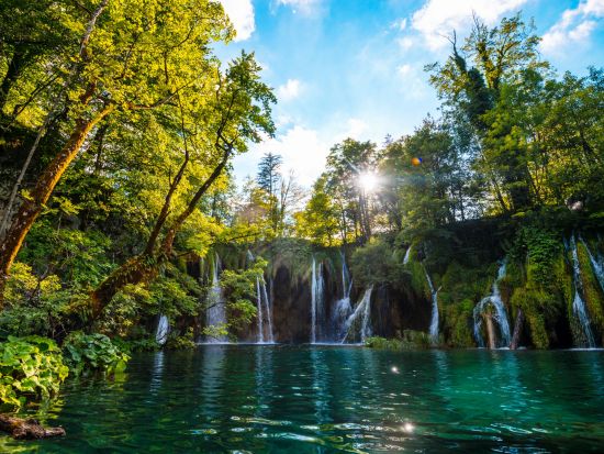 世界遺産プリトヴィッツェ湖群国立公園＋ラストケ村　日帰りツアー　見どころを効率よく巡る！＜英語ガイド／ザグレブ発＞