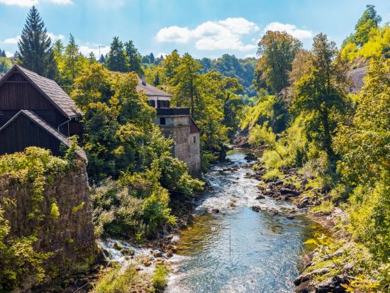 世界遺産プリトヴィッツェ湖群国立公園＋ラストケ村　日帰りツアー　見どころを効率よく巡る！＜英語ガイド／ザグレブ発＞