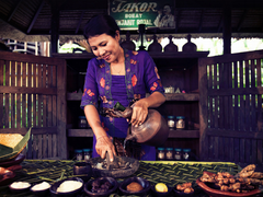 indonesian woman preparing ingredients for djamoe
