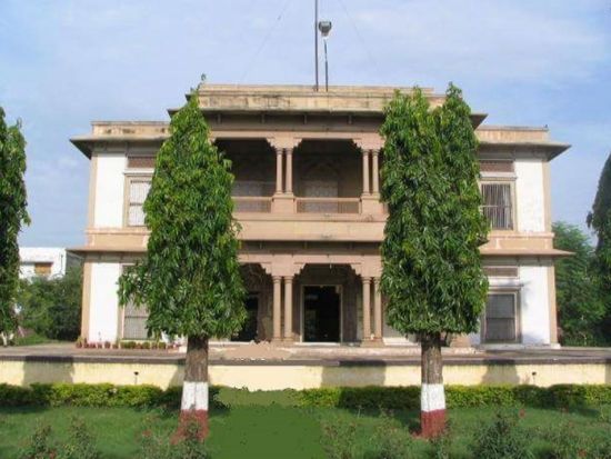 ディープなインドに触れる！バラナシ＆カジュラホ周遊 2泊3日 *ガンジス川沐浴風景＋プージャ鑑賞付＜プライベート／日本語ガイド／航空券＆ホテル込／デリー発＞