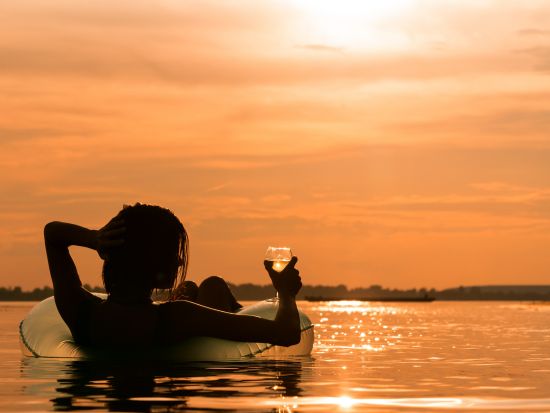 サンセットセーリング　ワイキキ沖で夕日を堪能！ご希望でサンセットタイムのスイミングも！ ＜ワイキキ発＞