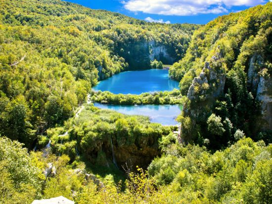 世界遺産プリトヴィッツェ湖群国立公園＋ラストケ村　日帰りツアー　見どころを効率よく巡る！＜英語ガイド／ザグレブ発＞