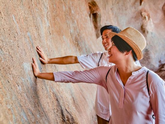 ウルルサンセット鑑賞ツアー　壮大なウルルと夕日のコラボレーションを眺望！ ＜貸切／最大20名／日本語ガイド＞ ※車1台あたり料金