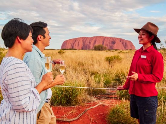 ウルルサンセット鑑賞ツアー　壮大なウルルと夕日のコラボレーションを眺望！ ＜貸切／最大20名／日本語ガイド＞ ※車1台あたり料金