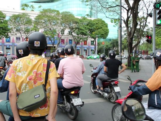 バイクで巡るホーチミンツアー　B級グルメ満喫　プライベートバイクでホーチミンを楽しもう！＜夜／現地語ドライバー（日本語可）／送迎付／保険完備＞