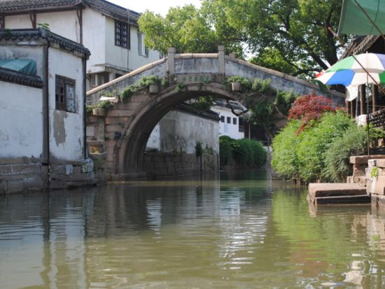 往復専用車で行く！蘇州日帰りツアー☆同里古鎮＋「世界遺産」退思園+世界遺産拙政園 ＋寒山寺＋運河クルーズ＜専用車／日本語ガイド／昼食・夕食付＞