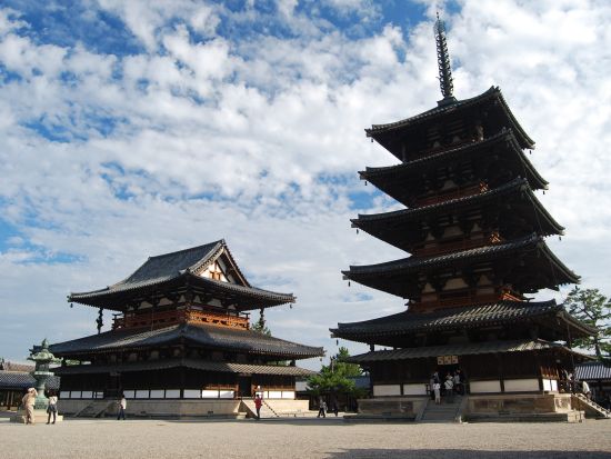 奈良定期観光バス 法隆寺＋中宮寺 世界最古の木造建築物をめぐる半日バスツアー＜約3時間／午前発／ガイド付／JR奈良駅・近鉄奈良駅発＞