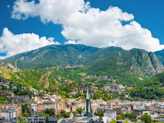 3か国をめぐる 1日観光ツアー　バガ＆アクスレテルム＆アンドラ公国 ＜英語ガイド＞