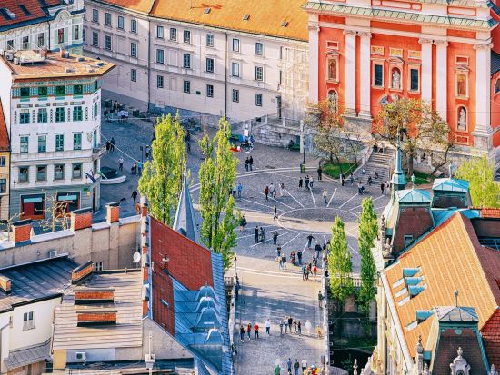 スロベニア首都 リュブリャナ＋ポストイナ鍾乳洞＆プレジャマ城 日帰り観光ツアー＜4～10月／英語／ザグレブ発＞