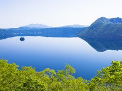 Japan_Hokkaido_Lake_Mashu_shutterstock_558729454