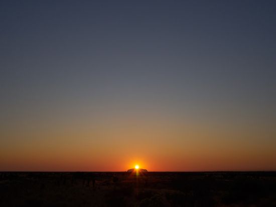 Australia_Uluru_Ayersrock_Sunrise_shutterstock_768226507