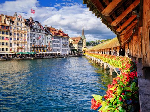 Switzerland_Lucerne_Chapel_Bridge_shutterstock_157553498