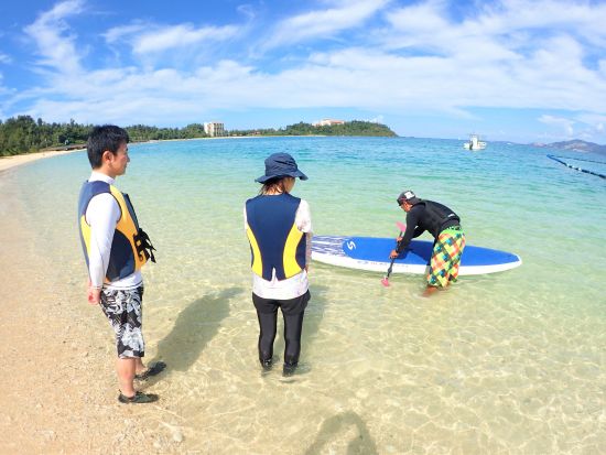  SUP（スタンドアップパドルボード）  海の上を散歩 トイレ・温水シャワー・更衣室完備で快適＜4～9月／名護市＞