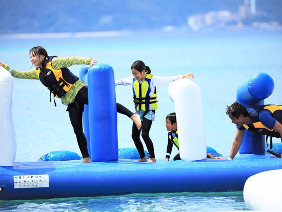 アクアパーク 1日中遊べる海の上の遊園地 2歳から参加可能 当日午前まで予約ok 4 9月 名護市 沖縄本島の観光 オプショナルツアー専門 Veltra ベルトラ アクアパーク 1日中遊べる海の上の遊園地 2歳から参加可能 当日午前まで予約ok 4 9月 名護市 沖縄本島の観光 オプショナルツアー専門 Veltra ベルトラ