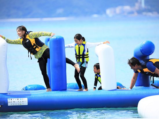 【喜瀬アクアパーク】1日中遊べる海の上の遊園地！2歳から参加可能＆当日午前まで予約OK！＜7〜9月／名護市＞