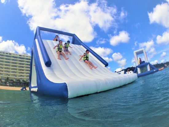 【喜瀬アクアパーク】1日中遊べる海の上の遊園地！2歳から参加可能＆当日午前まで予約OK！＜7〜9月／名護市＞