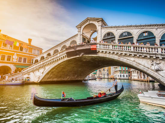 ゴンドラ遊覧 30 35分コース 貸切 選べる乗船時間 イタリア ヴェネツィア 旅行の観光 オプショナルツアー予約 Veltra ベルトラ