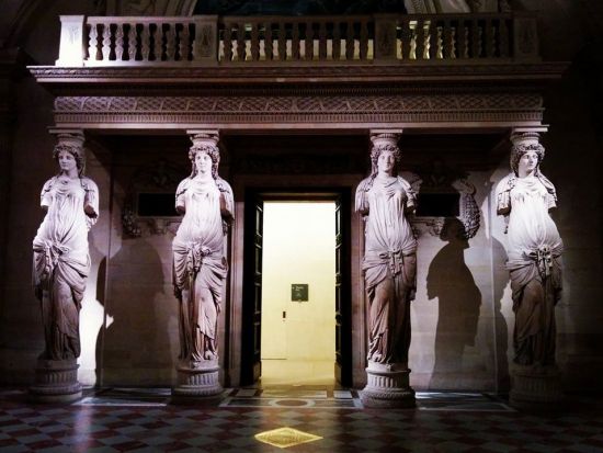 6～8月限定！おすすめガイド ソレーヌさんがご案内 夜のルーブル美術館 見学ツアー＜水曜日／日本語ガイド＞