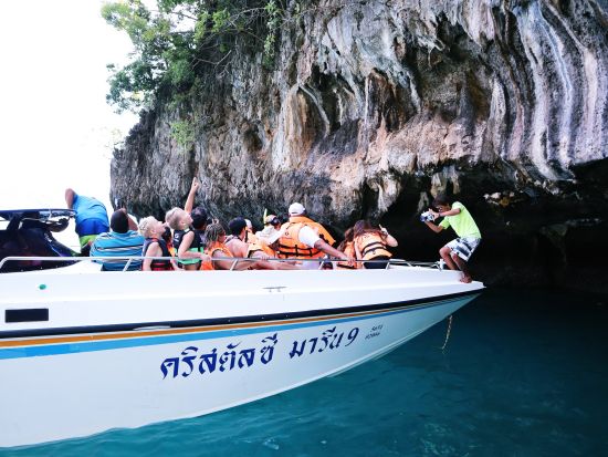 【クラビ発】スピードボートで行くピピ島ツアー！魅惑のマヤベイ上陸＜ランチ＆送迎付／日本語or英語ガイド＞