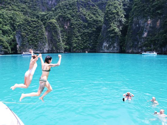【クラビ発】スピードボートで行くピピ島ツアー！魅惑のマヤベイ上陸＜ランチ＆送迎付／日本語or英語ガイド＞
