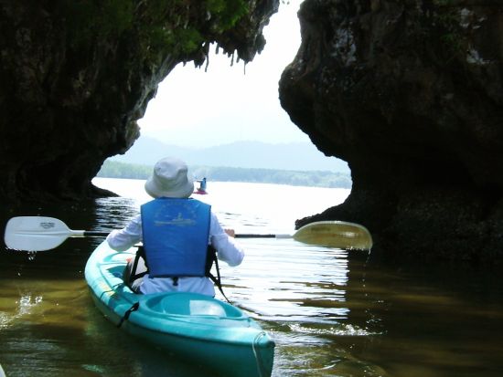【クラビ発】神秘的な断崖絶壁に囲まれたホン島でシーカヤック絶景探検 & 秘境ビーチ1日ツアー♪＜貸切または混載／ランチ＆送迎付き／日本語or英語ガイド＞