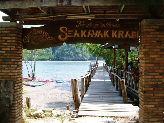 【クラビ発】神秘的な断崖絶壁に囲まれたホン島でシーカヤック絶景探検 & 秘境ビーチ1日ツアー♪＜貸切または混載／ランチ＆送迎付き／日本語or英語ガイド＞