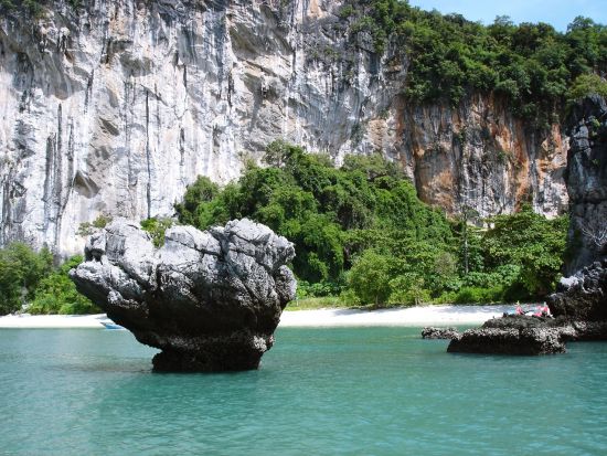 【クラビ発】神秘的な断崖絶壁に囲まれたホン島でシーカヤック絶景探検 & 秘境ビーチ1日ツアー♪＜貸切または混載／ランチ＆送迎付き／日本語or英語ガイド＞