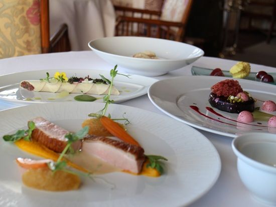 ラ・メール　食事券＆事前予約　オーシャンフロント・フレンチ・レストランでエレガントな夜を演出＜夕食／ハレクラニ内＞